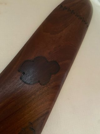 Boomerang vintage in legno intagliato