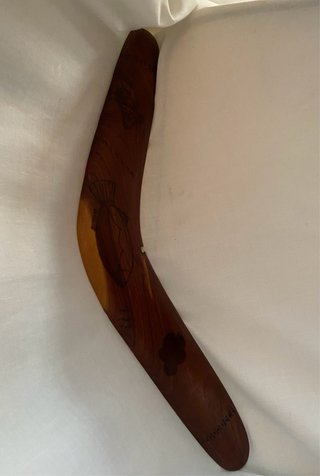 Boomerang vintage in legno intagliato