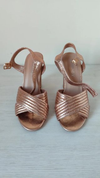 Zapatos de fiesta dorados
