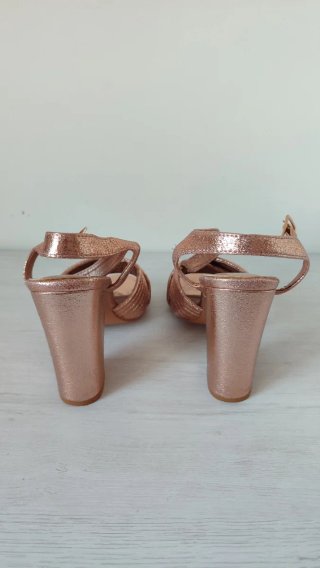 Zapatos de fiesta dorados