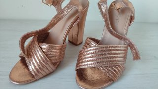 Zapatos de fiesta dorados