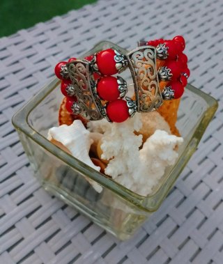 Bracciale con perle rosse e argento