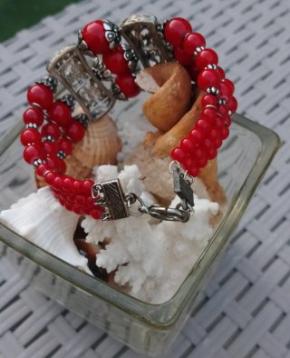 Bracciale con perle rosse e argento
