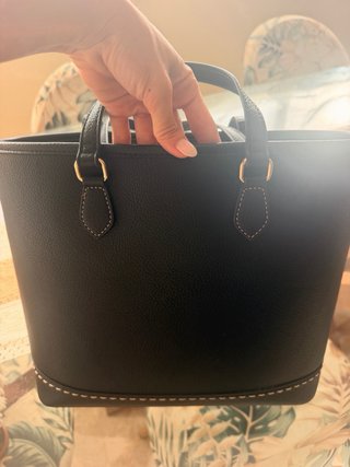 Bolso Negro Guess con Charm Letras