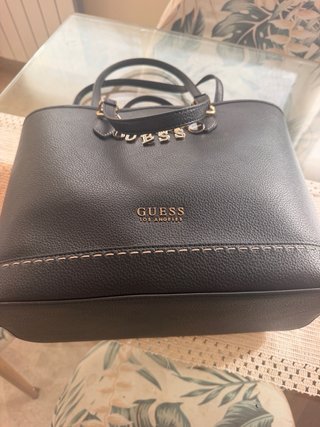Bolso Negro Guess con Charm Letras