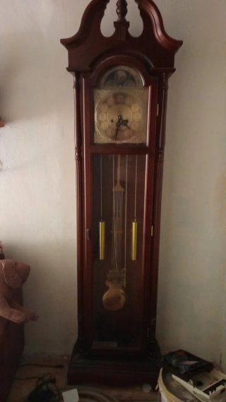 Reloj de pie de madera