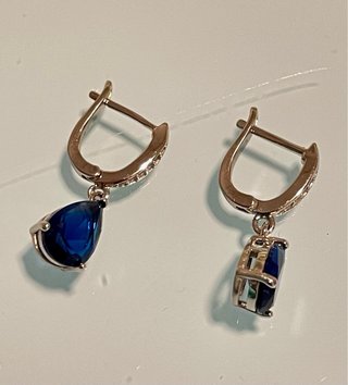 Orecchini con pietra blu