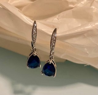 Orecchini con pietra blu