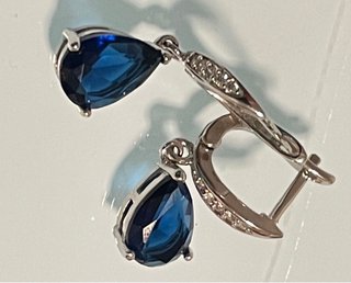 Orecchini con pietra blu