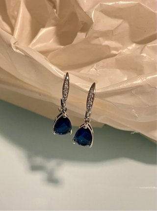 Orecchini con pietra blu