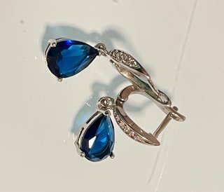Orecchini con pietra blu