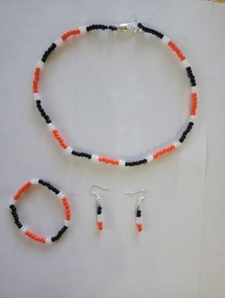 Conjunto de bisutería: collar, pulsera y pendiente