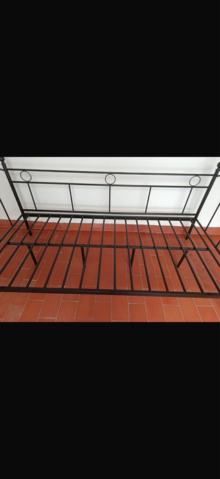 Diván cama metálico negro