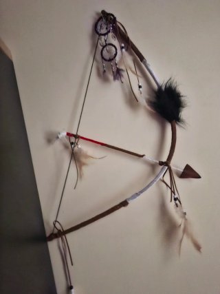 Arco decorativo con flecha y adornos