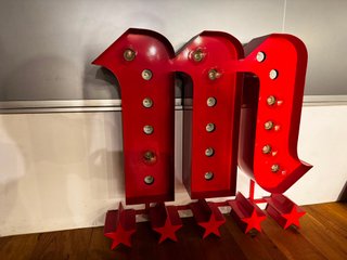 Letras corpóreas decorativas rojas