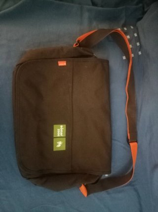 Mochila marrón y naranja