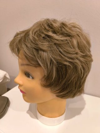 Peluca pelo corto rubio con mechas, con poco uso.