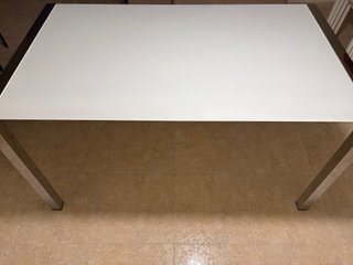 Mesa de comedor cristal y metal