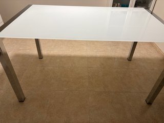 Mesa de comedor cristal y metal