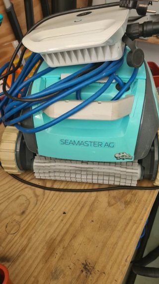Robot Limpiafondos Piscina Teal y Blanco