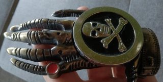 Fibbia cintura mano teschio ossa incrociate