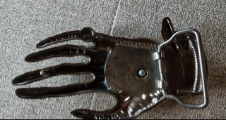 Fibbia cintura mano teschio ossa incrociate