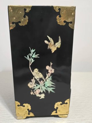Joyero antiguo con ilustraciones