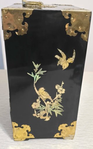 Joyero antiguo con ilustraciones