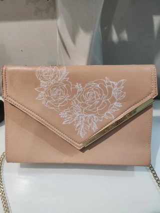Pochette cipria con fiori bianchi