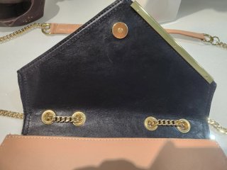 Pochette cipria con fiori bianchi