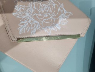 Pochette cipria con fiori bianchi