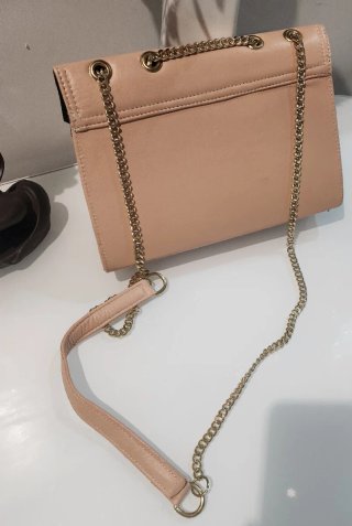Pochette cipria con fiori bianchi