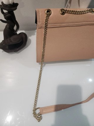 Pochette cipria con fiori bianchi