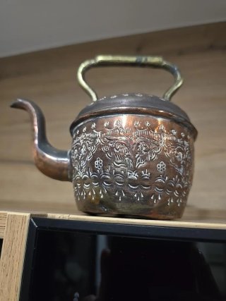 Tetera de cobre pequeña decorada grabada