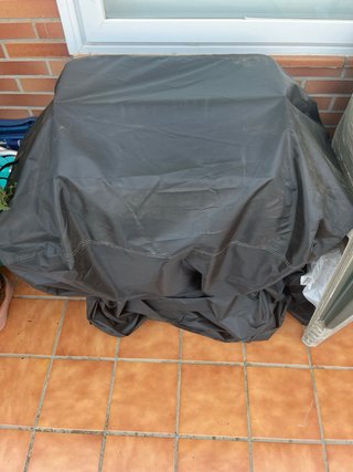 Barbacoa negra con funda