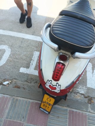 Peugeot Django Scooter Roja y Blanca