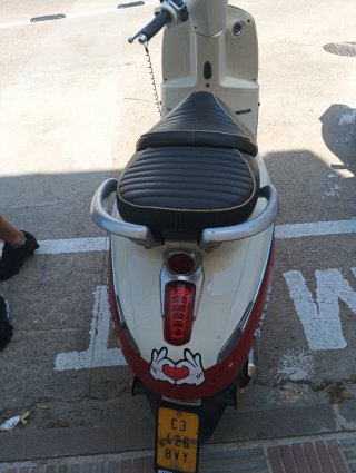 Peugeot Django Scooter Roja y Blanca