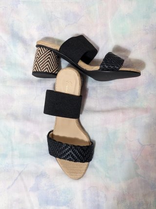 Sandalias beige y negras