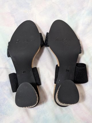 Sandalias beige y negras