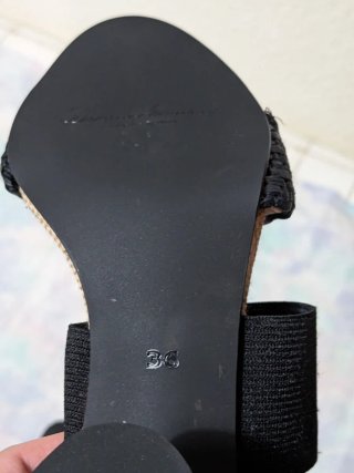 Sandalias beige y negras