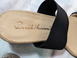 Sandalias beige y negras