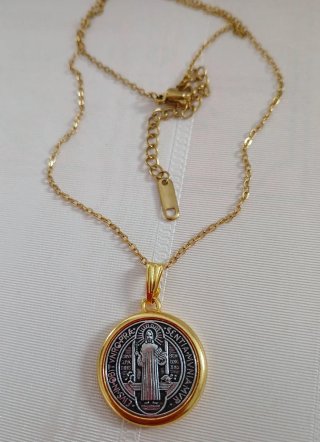Medalla San Benito Dorada y Plateada con Cadena