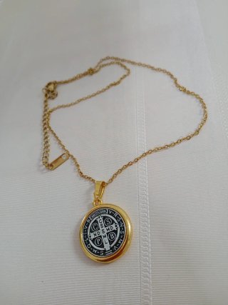 Medalla San Benito Dorada y Plateada con Cadena