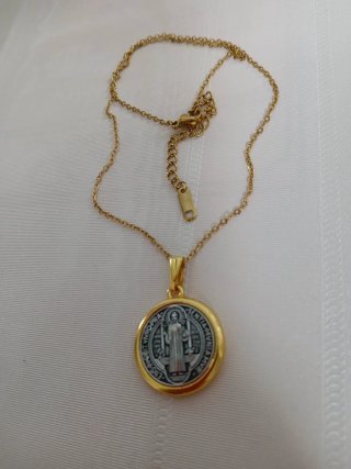 Medalla San Benito Dorada y Plateada con Cadena