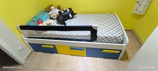 Cama juvenil con diseño moderno y práctico.