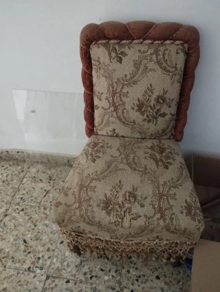 Silla antigua tapizada floral