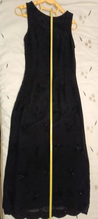 Vestido negro de fiesta con pedrería