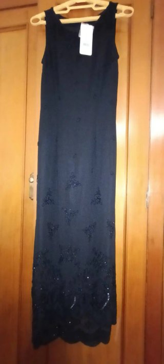 Vestido negro de fiesta con pedrería