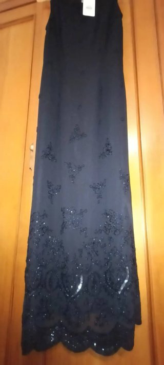 Vestido negro de fiesta con pedrería