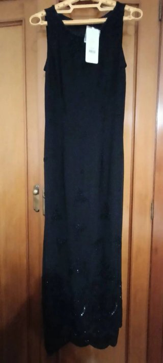 Vestido negro de fiesta con pedrería